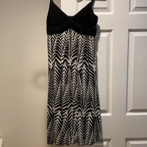 Quotation black dress, crochet top